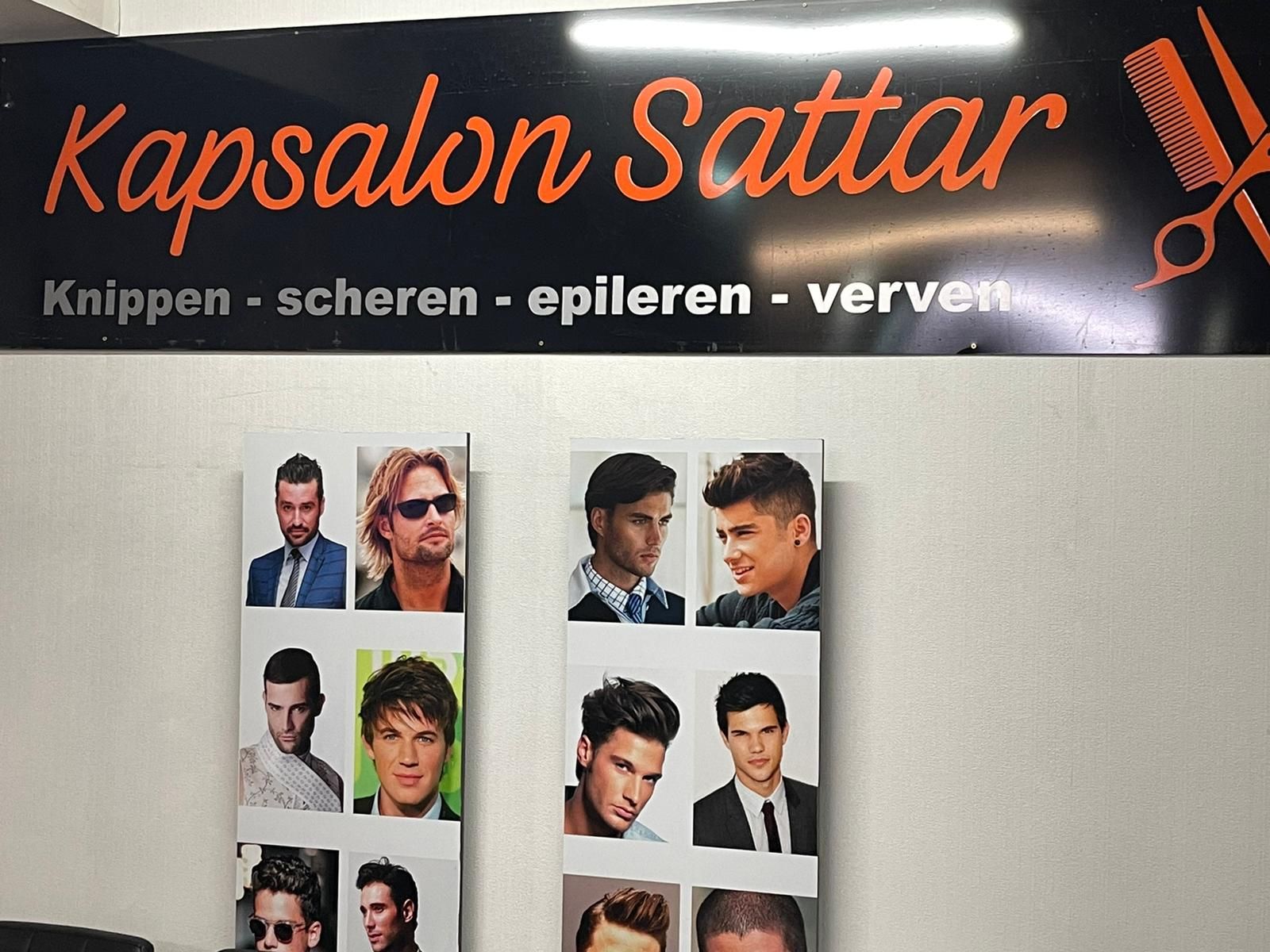 Het bord in de salon: Kapsalon Sattar, knippen, scheren, epileren, verven, met kapselfoto's eronder